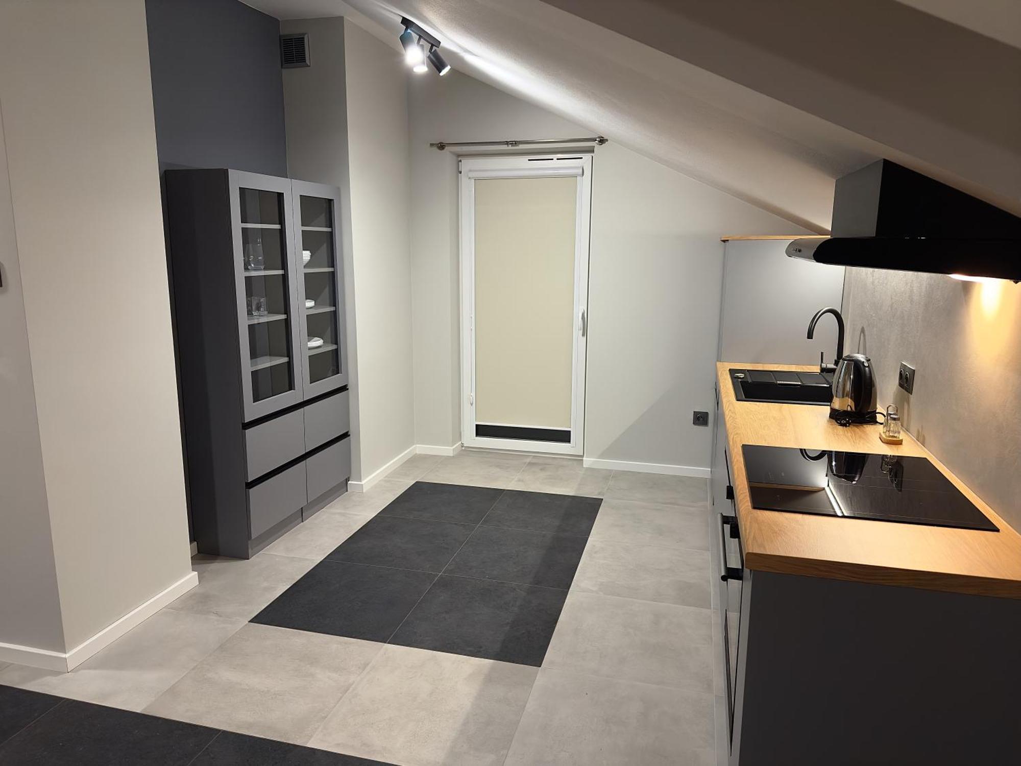 Apartment N, Trabki