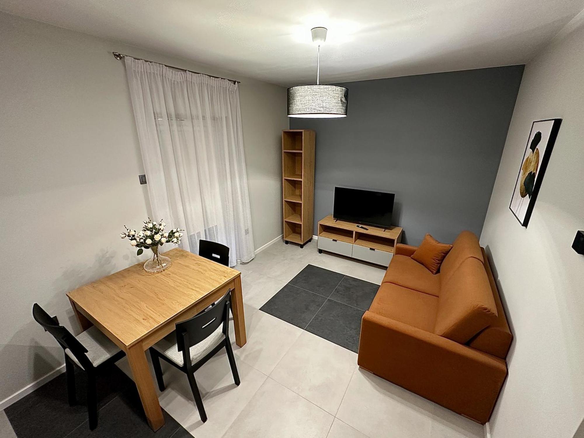 Apartment N, Trabki